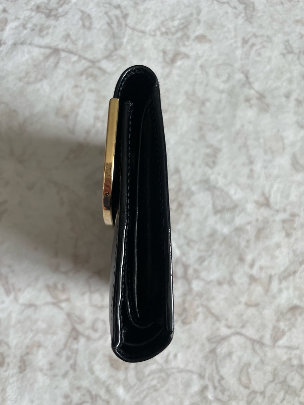 Gucci Black Patent Leather Trifold Wallet with Gold Bar Detail - Picture 10 of 15